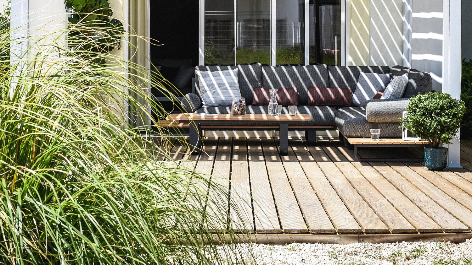 20 Inspiring Covered Decking Ideas to Transform Your Garden