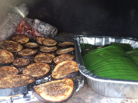 Pescado y berenjenas en horno de leña