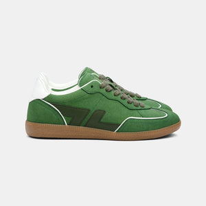 Baskets Delta Vert, vue de profil mettant en avant leur silhouette sportive et naturelle.