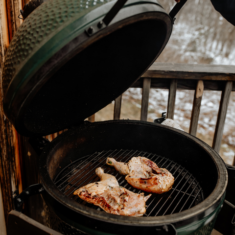 Green egg grill with chicken 