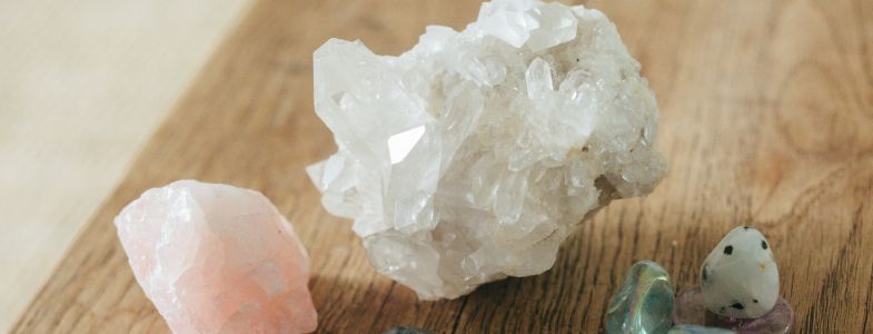 Are rocks and crystals the same?