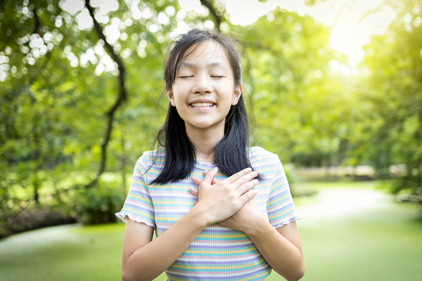 respirer et sourire - méditation pleine conscience - formation de professeur de yoga pour enfants arc-en-ciel