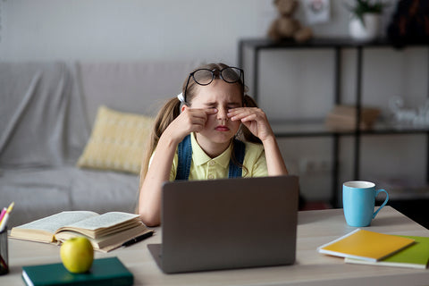 Fatigue de l'écran de l'enfant - Yoga et santé mentale - Rainbow Yoga Training