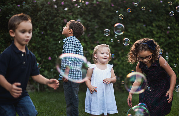 children play bubbles rainbow yoga espanol