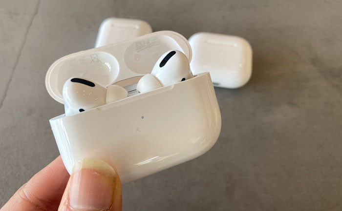 AirPods Proを手に持っている画像