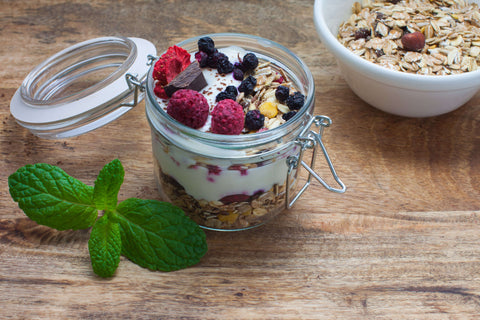 tazón de muesli y frutas liofilizadas