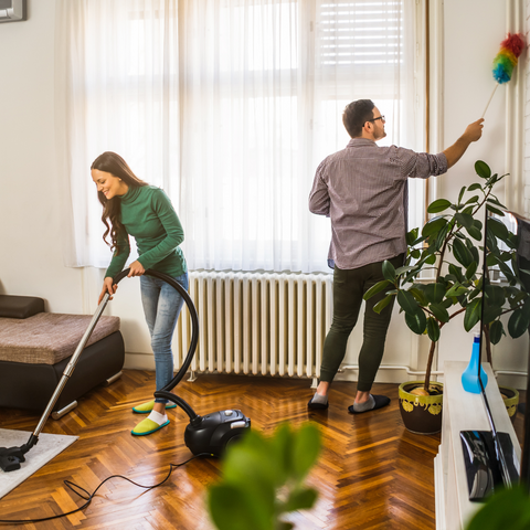 Pareja haciendo limpieza general hogar