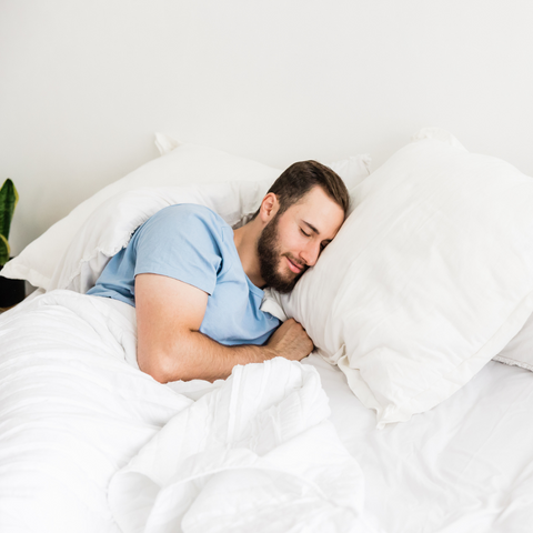 Hombre durmiendo en cama