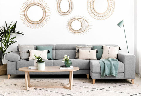 Cómo decorar el sofá con mantas: el recurso favorito de la revista El  Mueble para dar calidez y vestir el salón