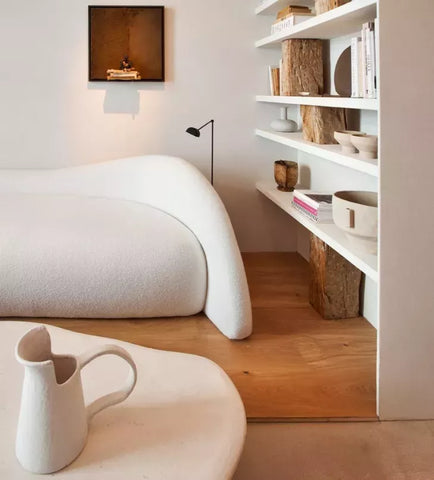 Sofá blanco minimalista salón toques de madera