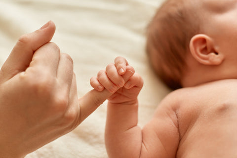 Bebé recién nacido con mamá lactancia