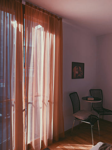 Ventana con cortinas cerradas para evitar calor