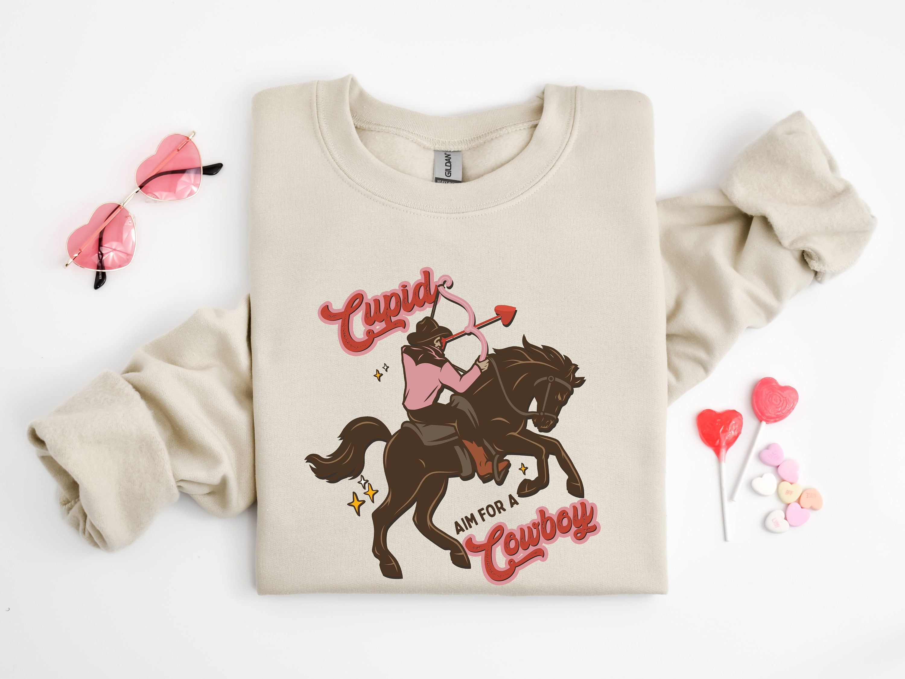 Cupido apunta a una camisa de vaquero