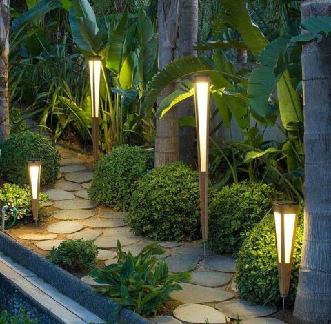 lanai-outdoor-solar-led-torch-light-by-les-jardins