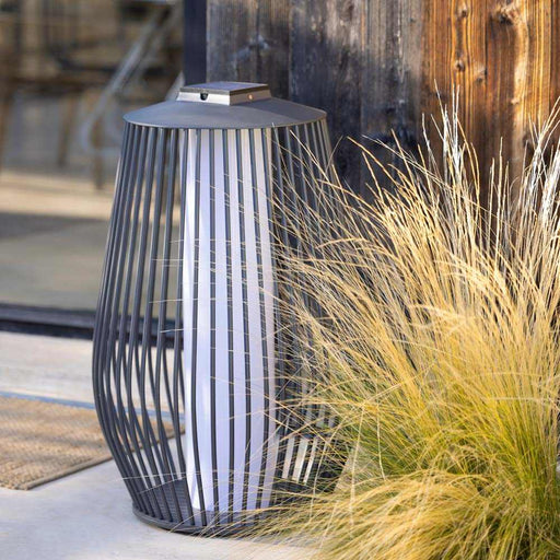 https://cdn.shopify.com/s/files/1/0503/4239/6071/files/les-jardins-mandaley-outdoor-solar-led-floor-lamp-02_7ddeaca7-ddb4-49a7-ae5f-d64591e74c6d_512x.jpg?v=1695610498