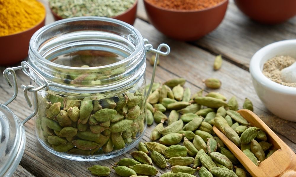 Should cardamom pods be crushed