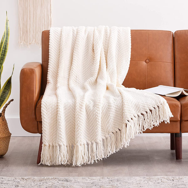 The contrast of crisp white blanket against brown emanates a contemporary sense of sophistication that is unquestionably fashionable.