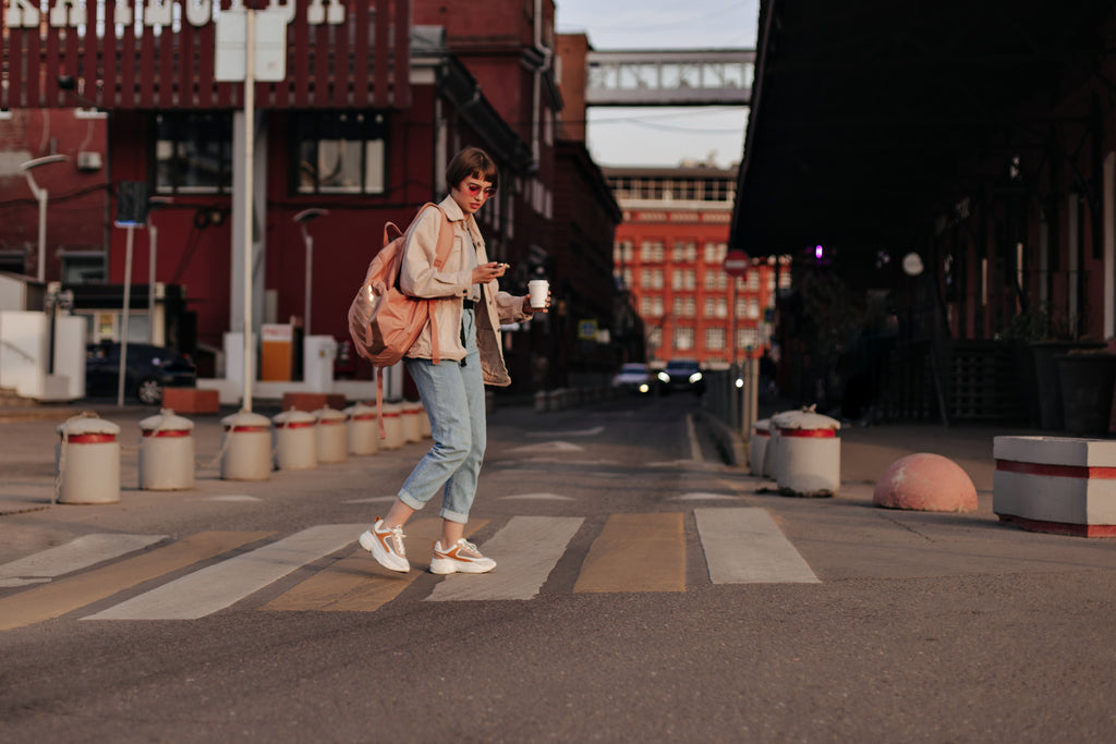 Chica caminando en la ciudad 