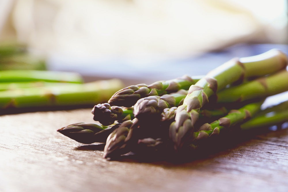 asperges sur une table en bois