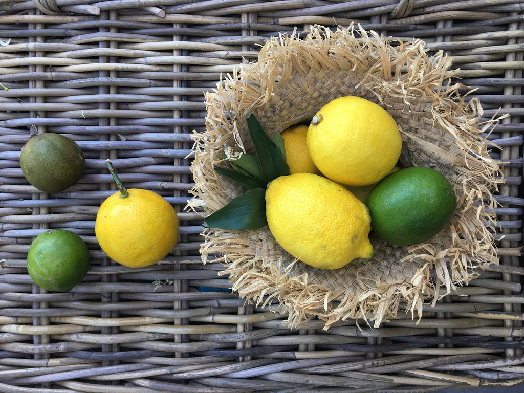 corbeille de citrons jaunes et verts