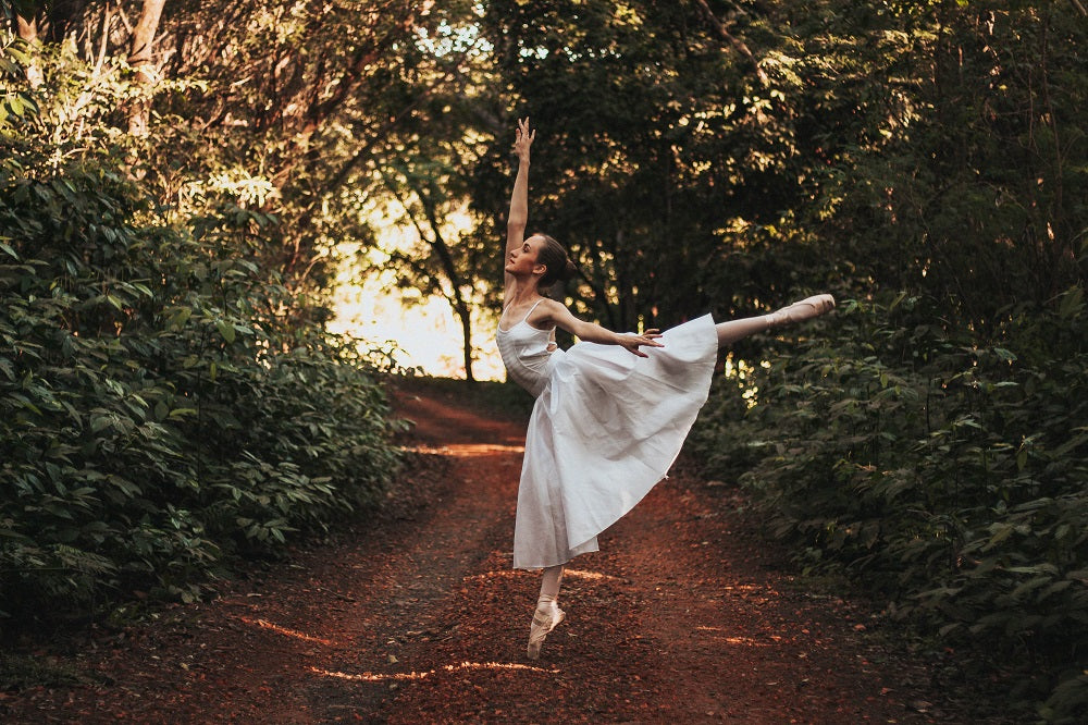 danseuse dans la forêt