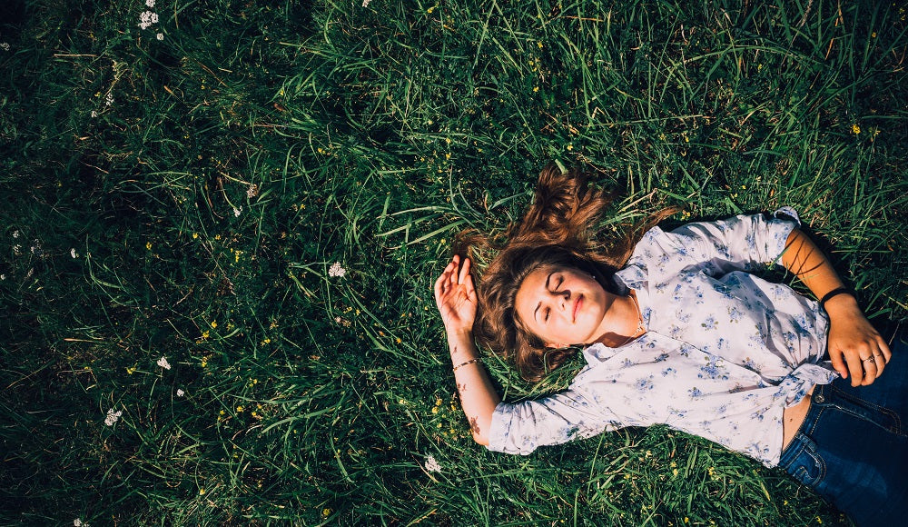 femme allongée dans l'herbe