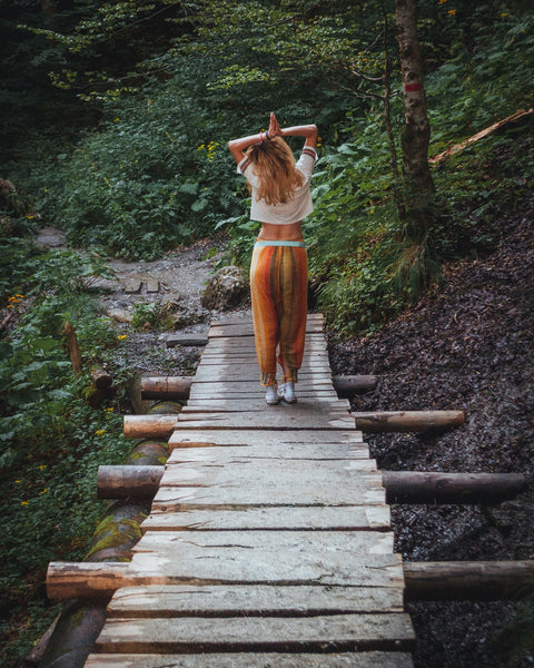 femme avec les mains en prière dans la forêt