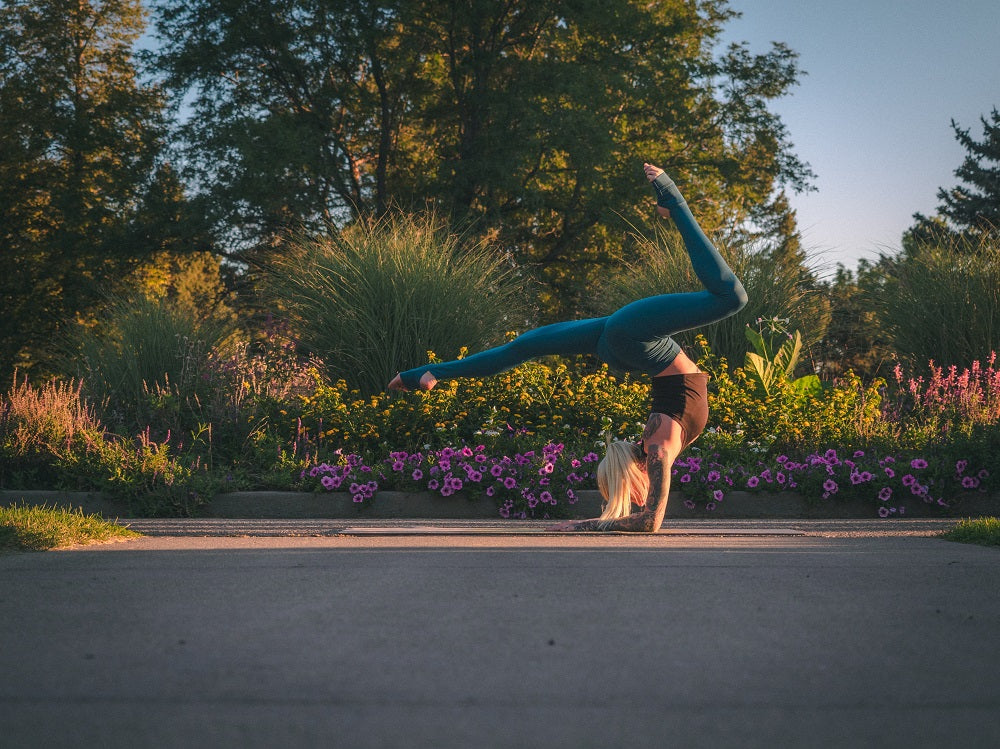 femme en posture de yoga d'équilibre