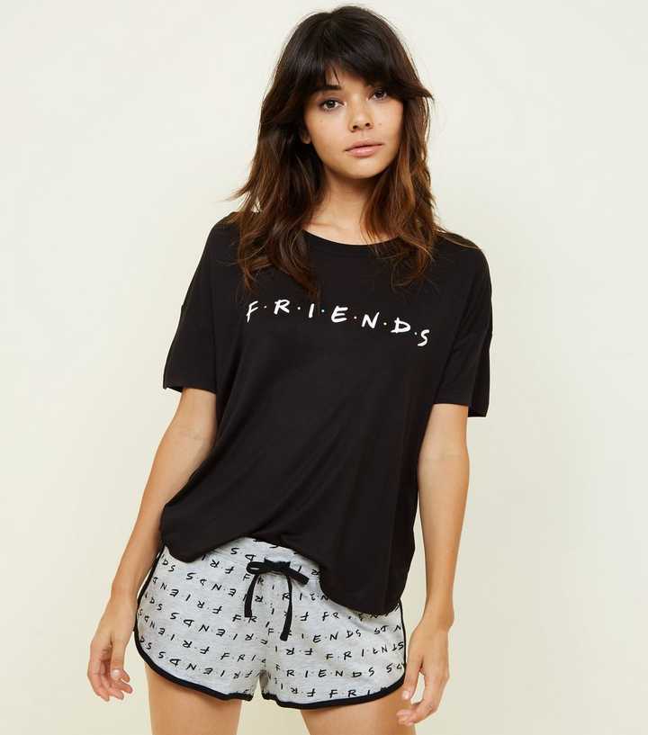 femme en pyjama friends