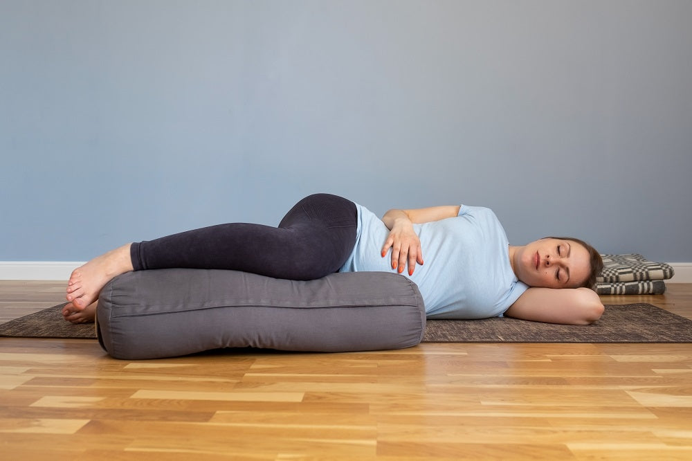 femme enceinte dans la posture de yoga du cadavre
