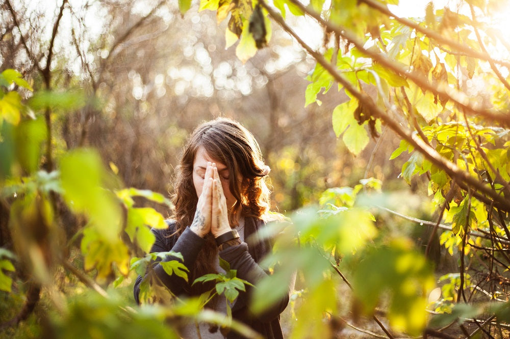 femme méditant dans la nature