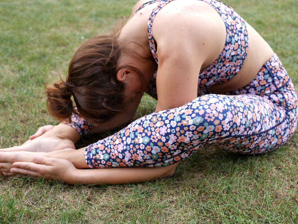 femme senior en tenue de yoga made in france et recyclée 4