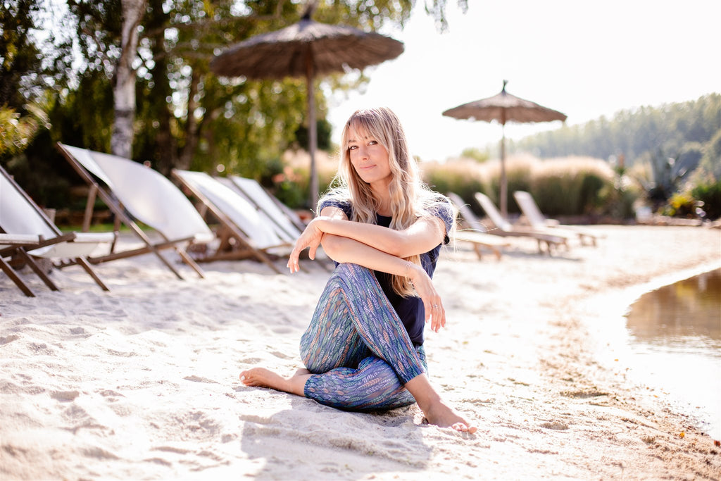 jeune femme assise sur la plage