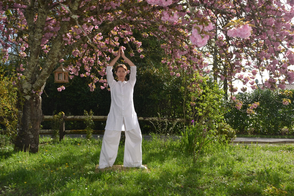 jeune femme dans un jardin pratiquant le yoga derviche