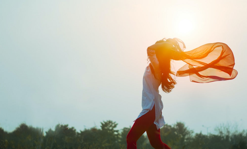 jeune femme dans un rayon de soleil