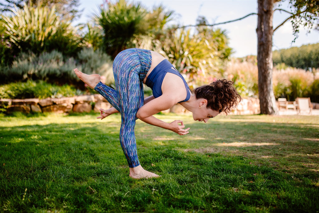 jeune femme dans une posture de yoga d'équilibre