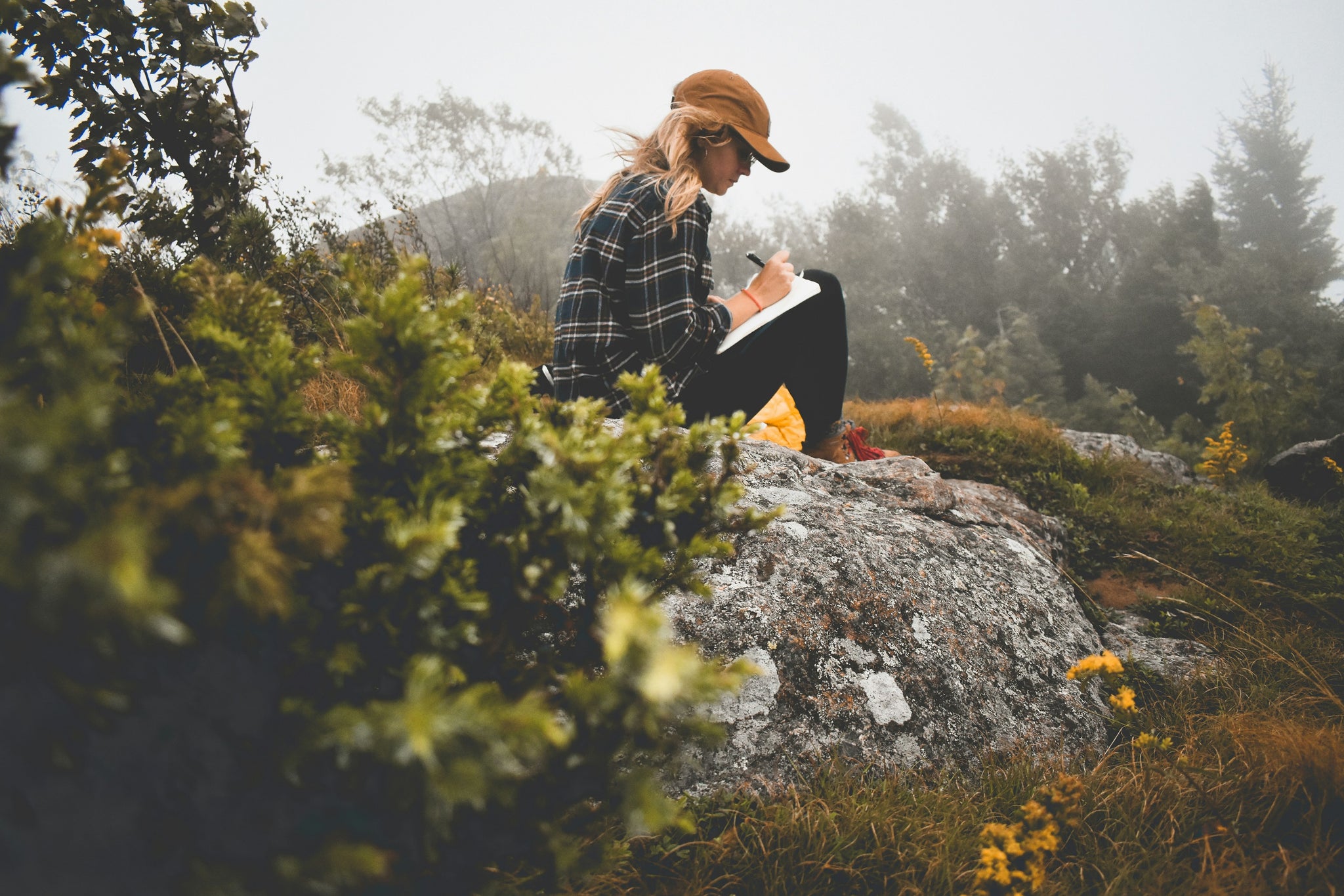 jeune femme écrivant dans son journal intime