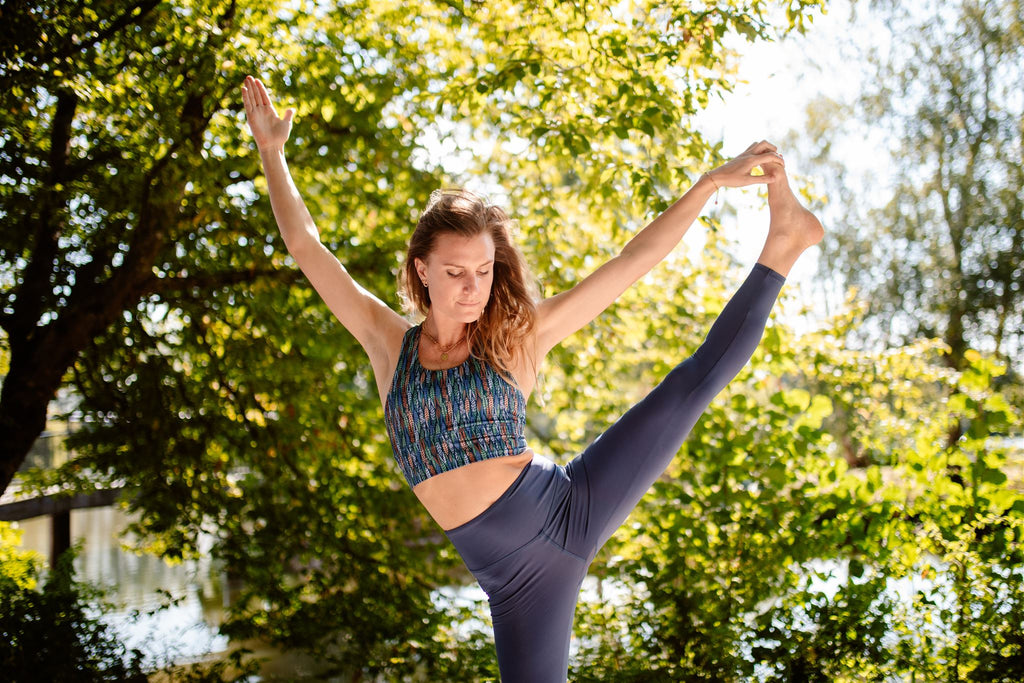 jeune femme en posture de yoga d'équilibre