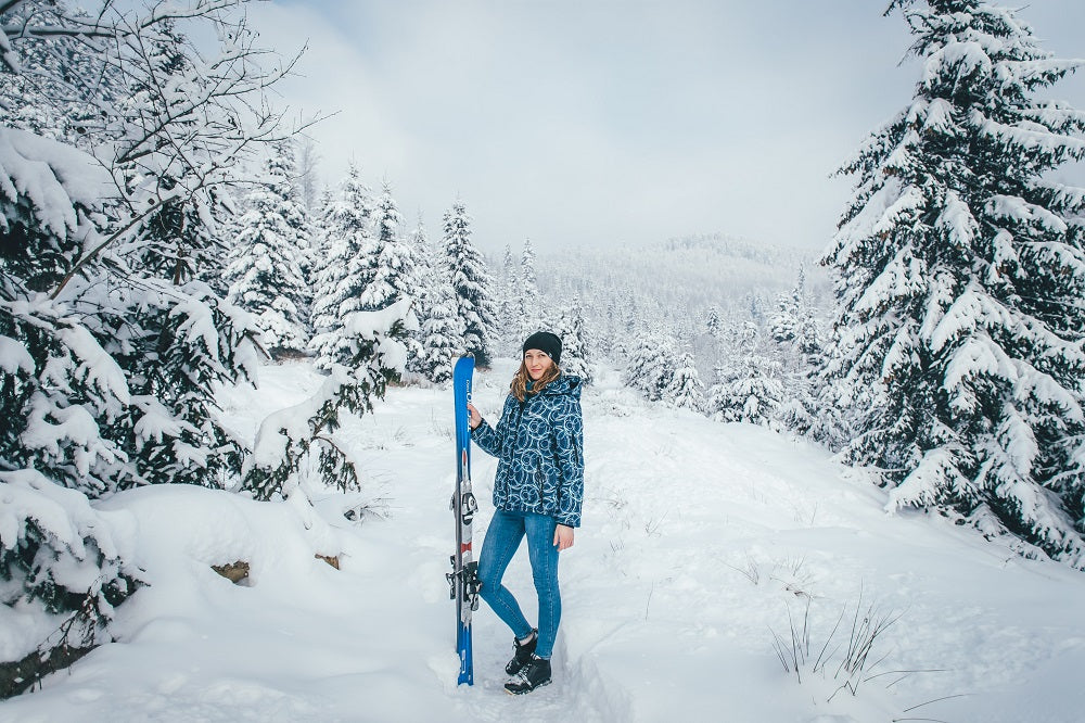jeune femme en tenue de ski