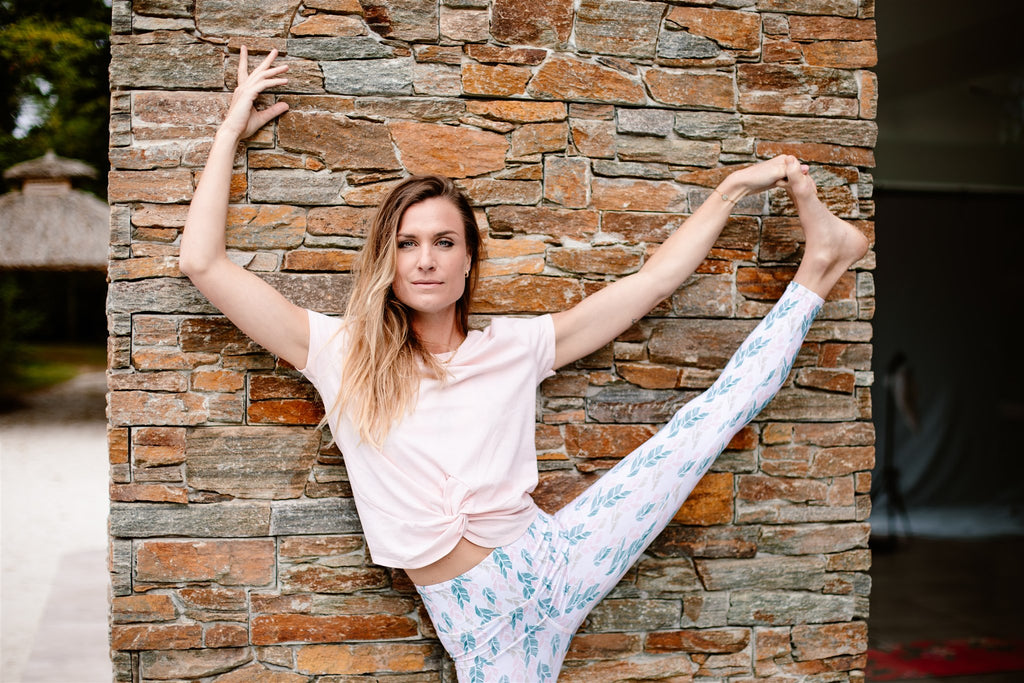 jeune femme en tenue de yoga geopelie motif plumes