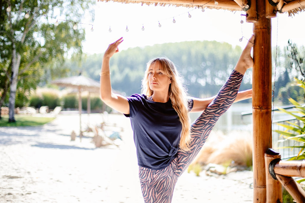 jeune femme en tenue de yoga grand écart