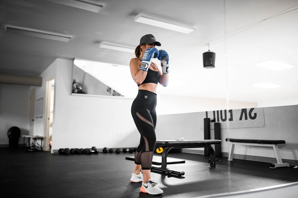 jeune femme faisant de la box