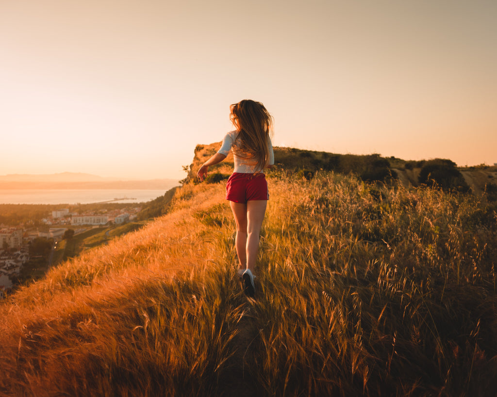 jeune femme qui court dans la nature