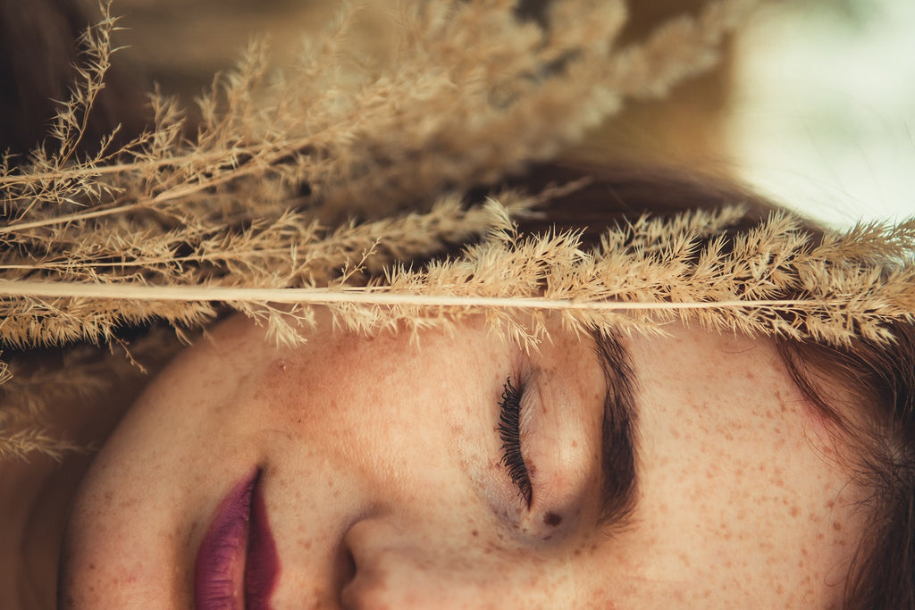 jeune femme tâches de rousseur