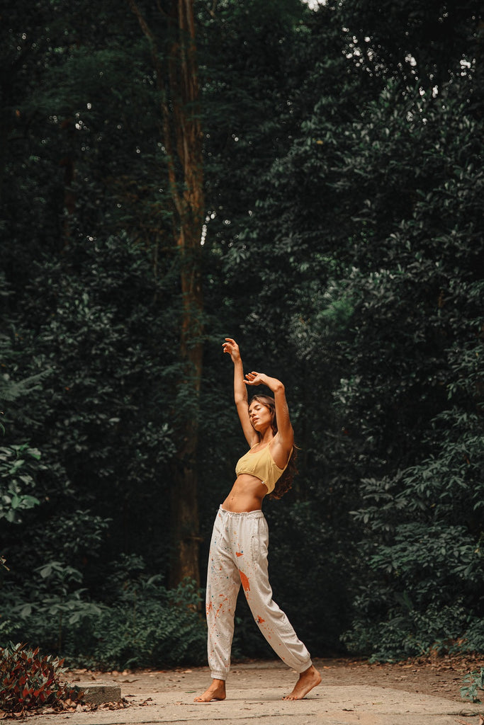 jeune fille qui danse sur un fond de verdure