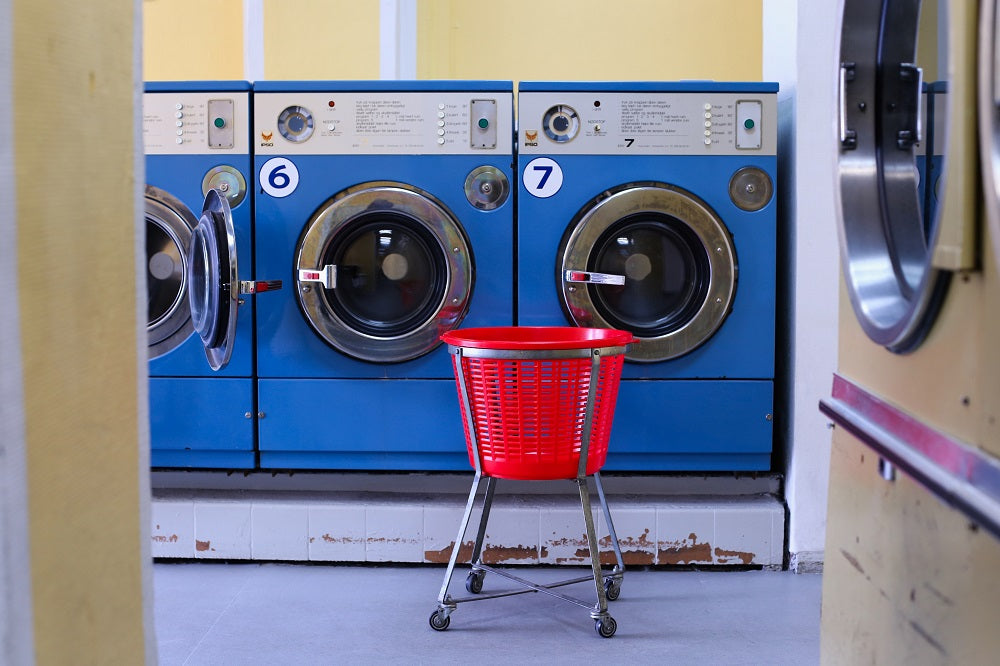 machines à laver dans une laverie