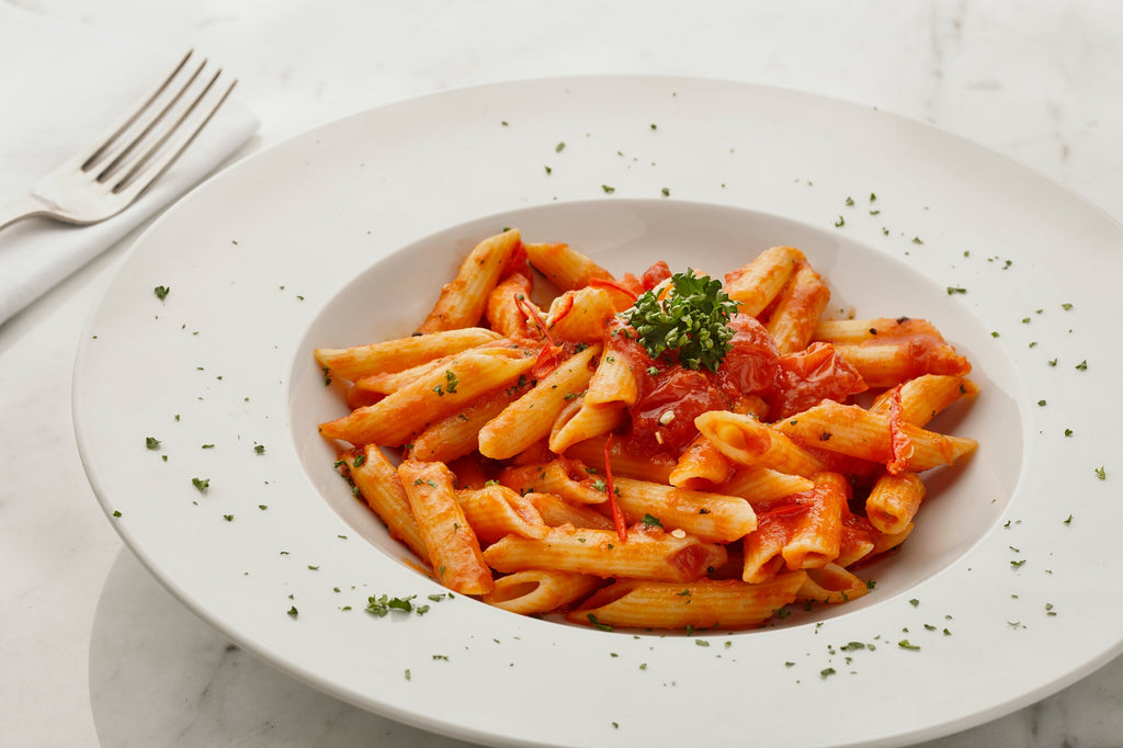 plat de pâtes penne à la sauce tomate