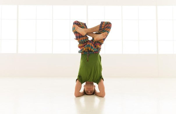 pose sur la tête avec jambes en lotus