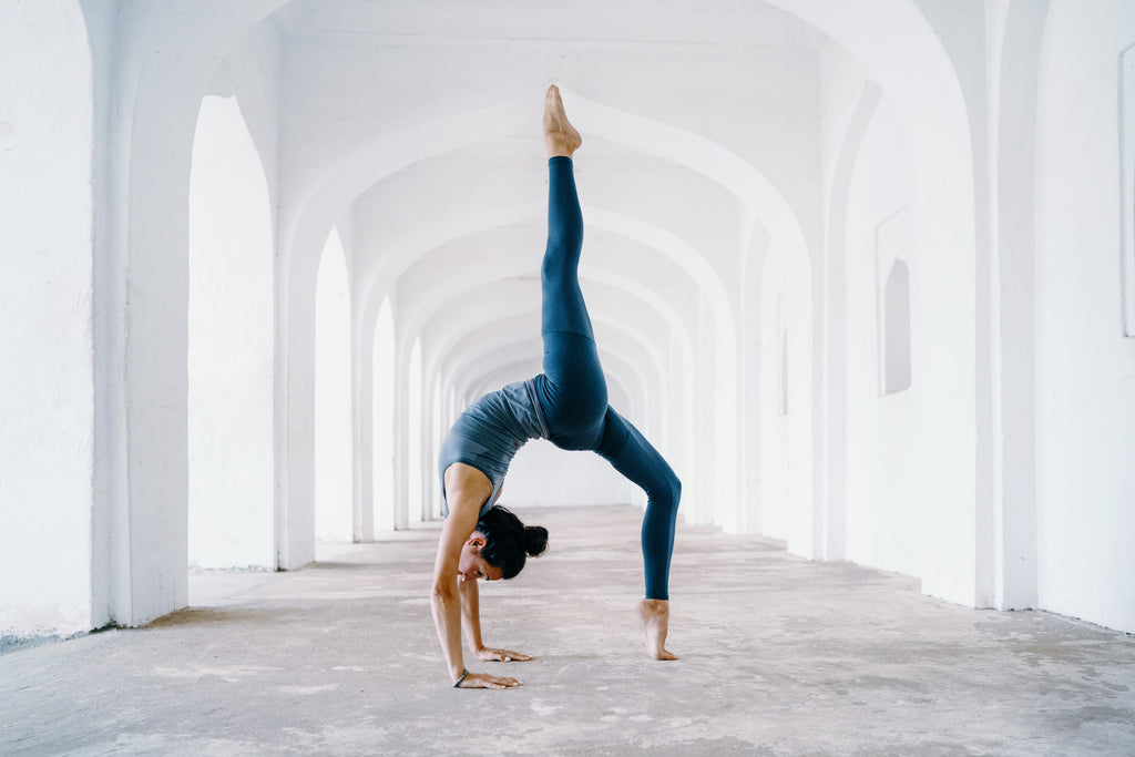 posture de yoga du scorpion vrischikasana