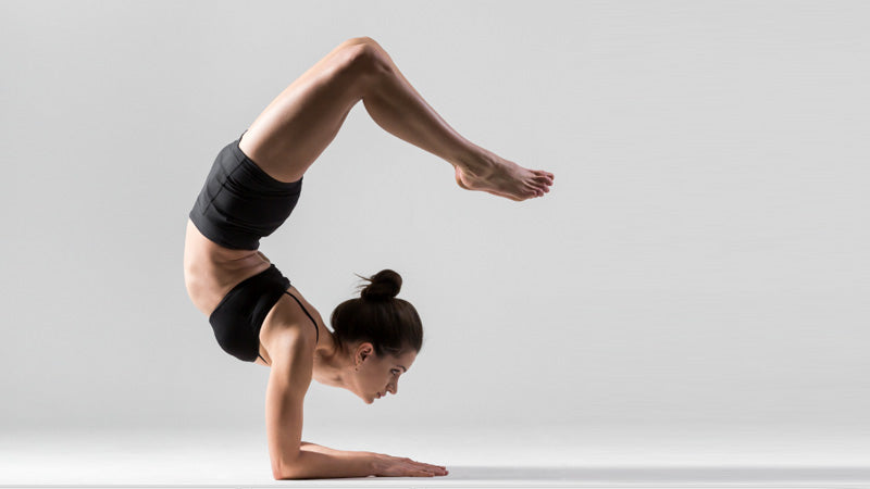 posture de yoga du scorpion vrischikasana